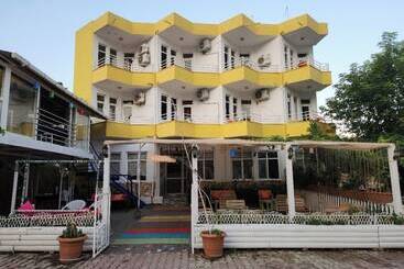 Fi̇ni̇ke Sever Otel
