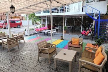 Fi̇ni̇ke Sever Otel