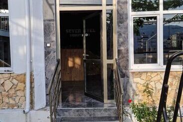 Fi̇ni̇ke Sever Otel