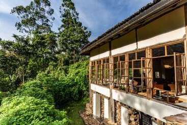 هتل Bwindi Safari Lodge
