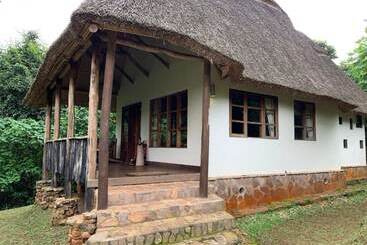هتل Bwindi Safari Lodge