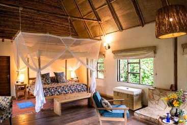 هتل Bwindi Safari Lodge