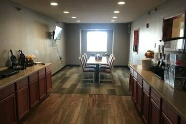هتل Chadron Inn & Suites