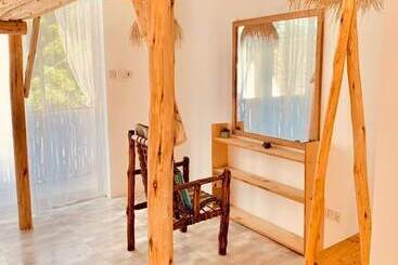 هتل Pole Pole House