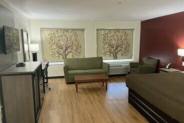 هتل Saffron Inn & Suites