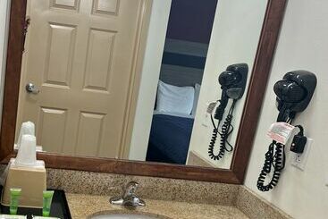 هتل Saffron Inn & Suites