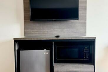 هتل Saffron Inn & Suites