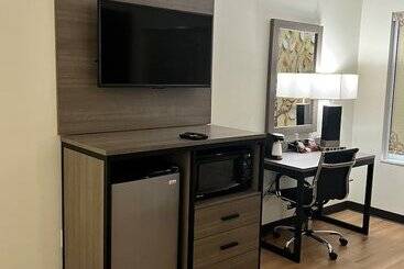 هتل Saffron Inn & Suites