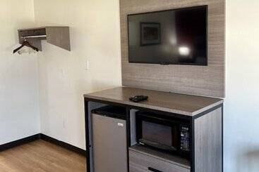 هتل Saffron Inn & Suites