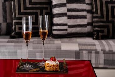 هتل Saint Sin Suites  Adults Only