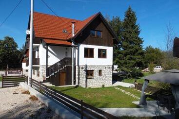 پانسیون Guesthouse Family Bosnic