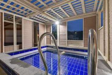 پانسیون Gyeongju Onmaru Hanok Pool Villa