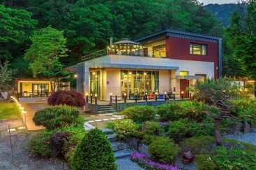 پانسیون Saeyeon Glamping & Caravan Pocheon