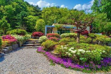 پانسیون Saeyeon Glamping & Caravan Pocheon