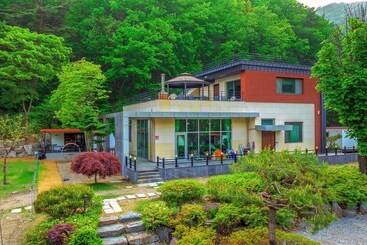 پانسیون Saeyeon Glamping & Caravan Pocheon