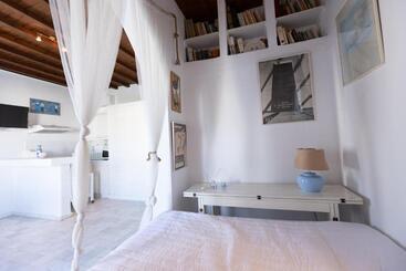 پانسیون She Mykonos  Luxury Apartments