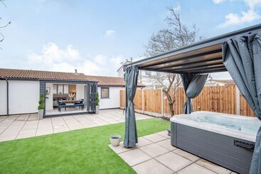 Stunning Cottage With Hot Tub, North Wales Coast