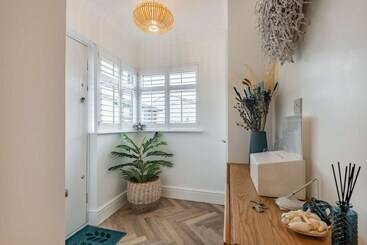 Stunning Cottage With Hot Tub, North Wales Coast