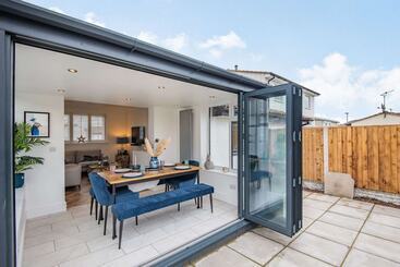 Stunning Cottage With Hot Tub, North Wales Coast