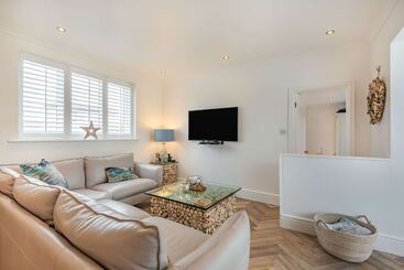 Stunning Cottage With Hot Tub, North Wales Coast