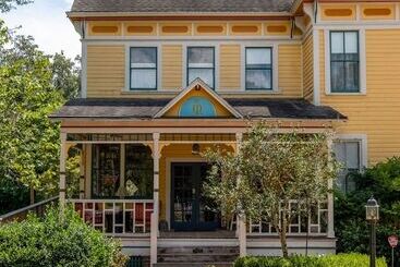 The Laurel Oak Inn Bed And Breakfast