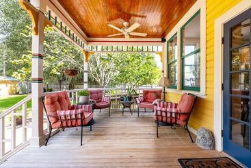 The Laurel Oak Inn Bed And Breakfast