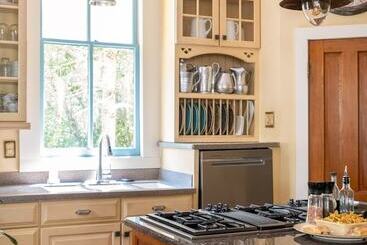 The Laurel Oak Inn Bed And Breakfast