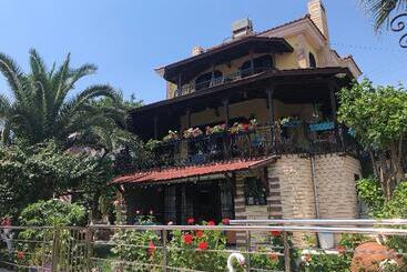 هتل Cunda Villa Anka