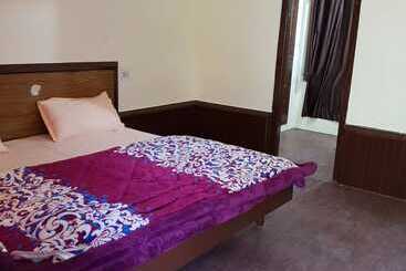 هتل Goroomgo Aby S Hut Manali