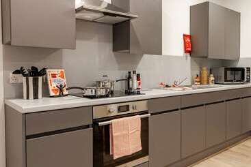 Modern Rooms In Leicester Sk   Hostel