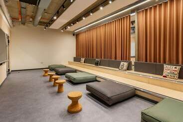 Modern Rooms In Leicester Sk   Hostel
