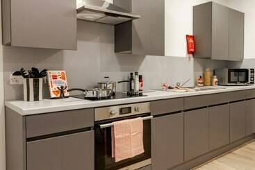 Modern Rooms In Leicester Sk   Hostel