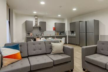Modern Rooms In Leicester Sk   Hostel