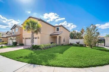 Stunning Modern Family Villa, Pool & Jacuzzi With Private View, Themed Bedrooms!