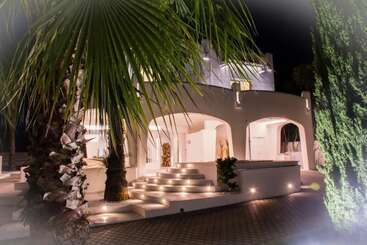 تختخواب و صبحانه Valentino Luxury Room