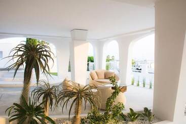 تختخواب و صبحانه Valentino Luxury Room