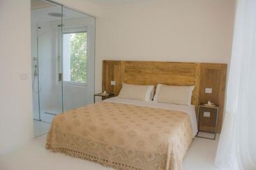 تختخواب و صبحانه Valentino Luxury Room