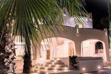 تختخواب و صبحانه Valentino Luxury Room