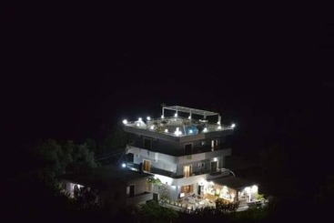 پانسیون Double Room With Private Bathroom Kitchen Balcony