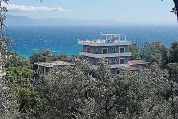 پانسیون Double Room With Private Bathroom Kitchen Balcony