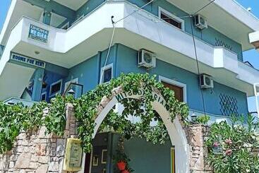 پانسیون Double Room With Private Bathroom Kitchen Balcony