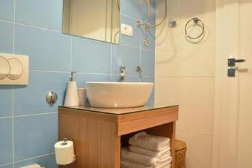 تختخواب و صبحانه Nautical Rooms In Old Part Of The Town