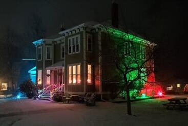 مبيت وإفطار The Lark & Loon Inn