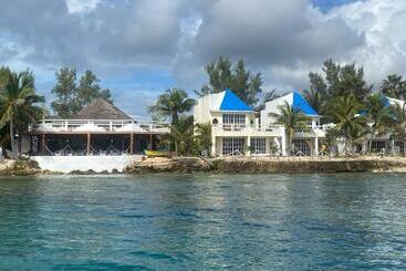 هتل Casa Cenote