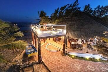 هتل Casa Cenote