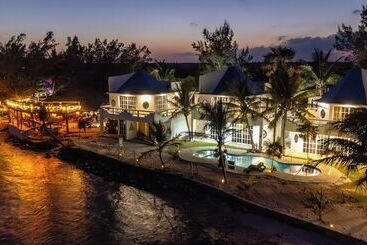 هتل Casa Cenote
