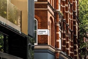 هتل Chateau Denmark London