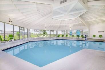 هتل Hawthorn Extended Stay By Wyndham Wichita Airport
