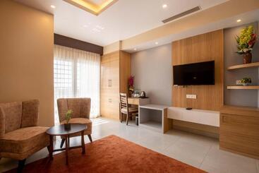 هتل Palm International