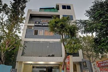 هتل Treebo Royal Empire Indore
